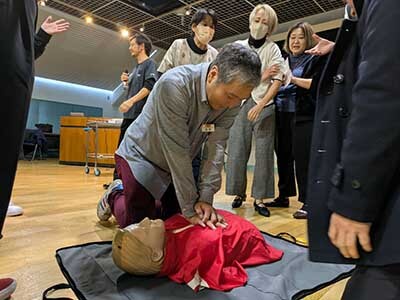 心肺蘇生やAEDの操作方法レクチャーの様子