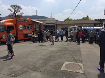 熊本地震の際に行われた吉野家店舗店頭での緊急支援募金の様子